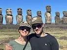 Agathe et Vincent, clients d'Aroha Tours Rapa Nui, lors d'une visite guidée à l'île de Pâques.