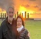 Pascale et Michel, clients d'Aroha Tours Rapa Nui, lors d'une visite guidée à l'île de Pâques.