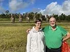 Françoise et François, clients d'Aroha Tours Rapa Nui, lors d'une visite guidée à l'île de Pâques.