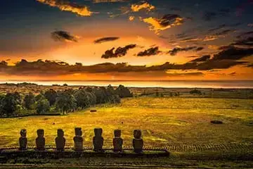 Coucher de soleil sur les statues Moai à l'Île de Pâques.