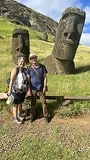 Isabelle et Dominique, clients d'Aroha Tours Rapa Nui, lors d'une visite guidée à l'île de Pâques.