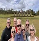 Johanne, Jean, Marie-France, Richard, Andrée et Claude, clients d'Aroha Tours Rapa Nui, lors d'une visite guidée à l'île de Pâques.